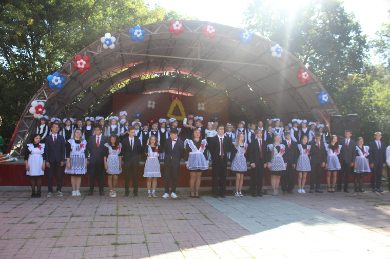 Линейка в городском саду.
