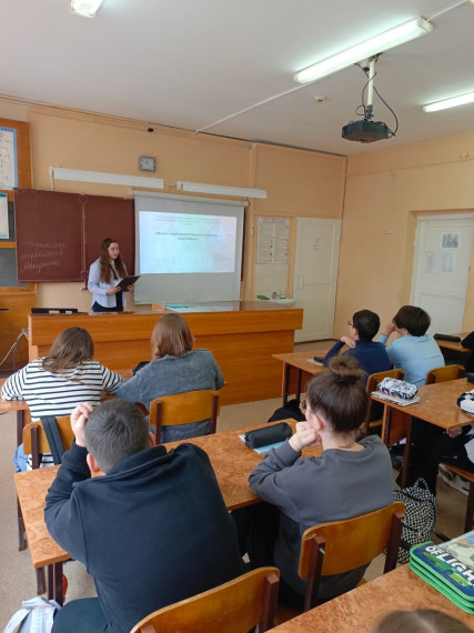 Власова Варвара проводит классный час.