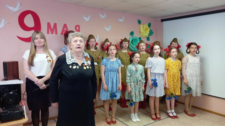 На фото Попова М. П. и наши юные певицы из 3Б, 3В, 5А, 5Б и 7В классов..
